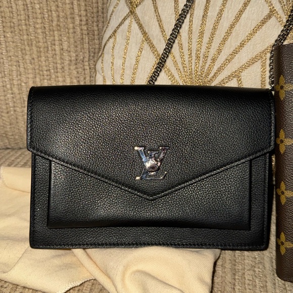 Elegant Black Shoulder Bag - Picture 4 of 4
